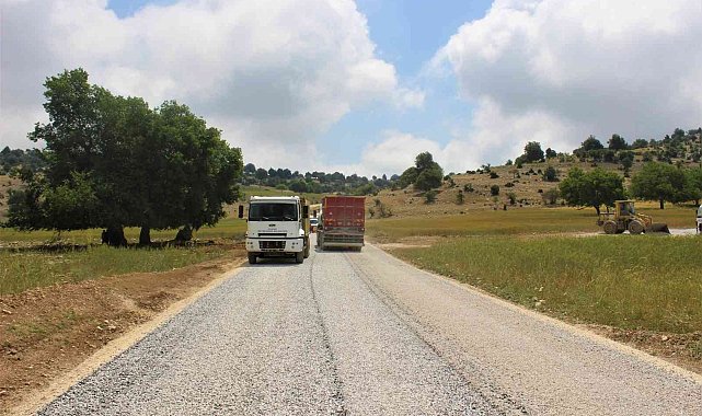 Erdemli&#039;de 12 mahallenin 40 yıllık yol hasreti sona erdi