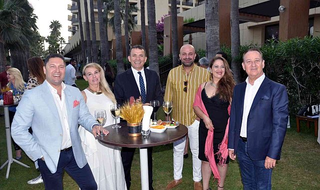 Erkekler kadınlar için şarkı söyleyecek