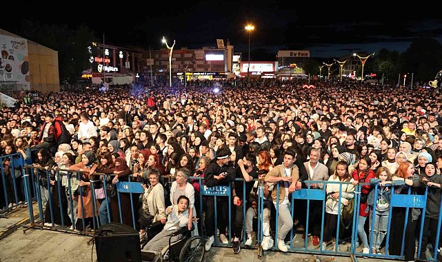 Erzincan Cem Adrian ile şenlendi