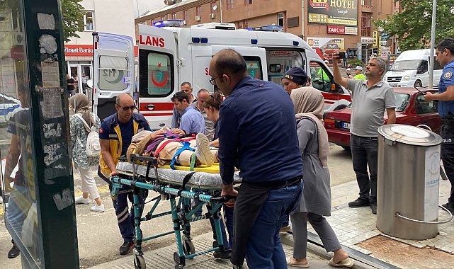 Erzincan&#039;da başına çatı parçası düşen kadın yaralandı