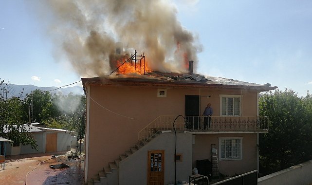 Erzincan'da çatı yangını