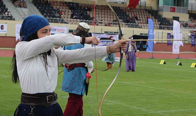 Erzincan'da düzenlenen Geleneksel Okçuluk Türkiye Şampiyonası renkli görüntülere sahne oldu