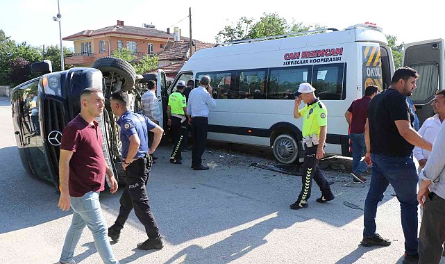 Erzincan&#039;da iki minibüs çarpıştı: 7 yaralı