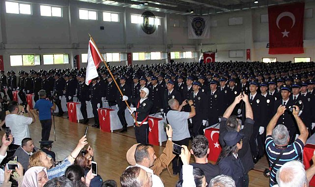 Erzincan&#039;da polis adaylarının coşkulu mezuniyet sevinci