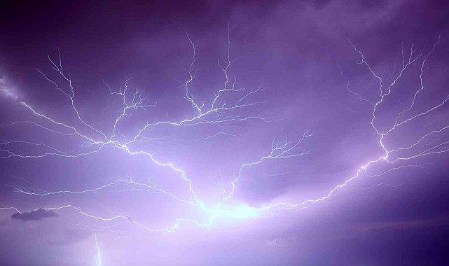 Erzincan'da şimşekler geceyi aydınlattı