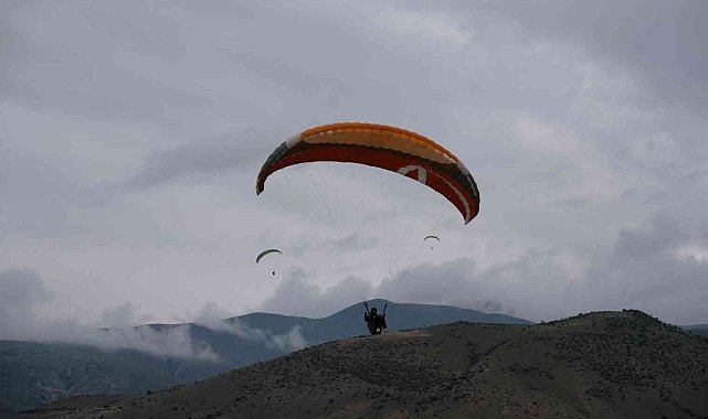 Erzincan&#039;da Yamaç Paraşütü Hedef Şampiyonası