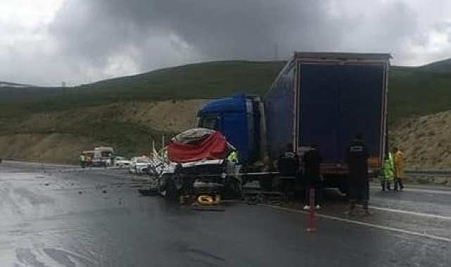 Erzurum'da kamyonet tırla çarpıştı: 2 ölü