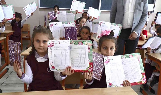 Erzurum'da öğrenciler karne heyecanı yaşadı