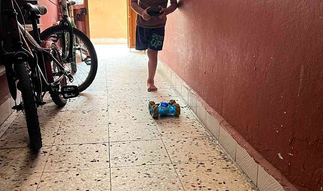 Esad&#039;ın bombasının bacağından ettiği Velid&#039;in oyuncak hayalini gerçekleştirdi