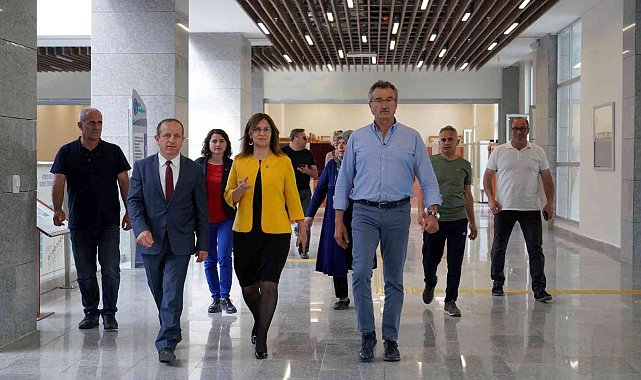 Eski Devlet Bakanı Tüzmen, ehram atölyesini ziyaret etti