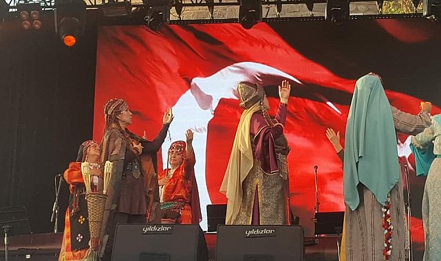 Eskişehir Anadolu Bacıları 'Kahraman Türk Kadınları' temalı 'Defile Programı'nı sahneledi