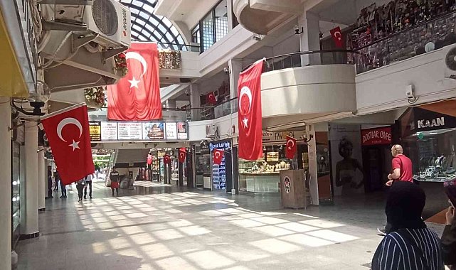 Eskişehir esnafı şehidini bayraklarla andı