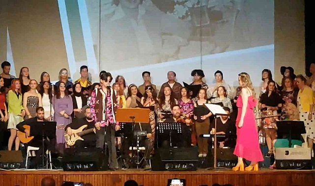 Eskişehir TOKİ Şehit İkram Cirit Anadolu Lisesi'nin 'Unutulmayan Şarkılar' konseri ilgi gördü