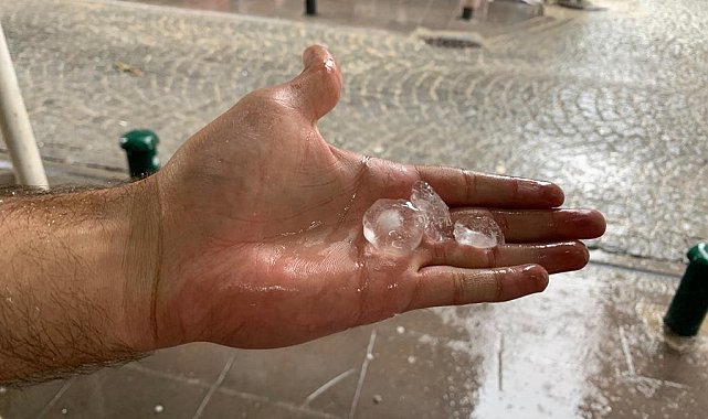 Eskişehir&#039;de ceviz büyüklüğünde dolu etkili oldu