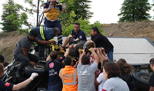 Eskişehir&#039;de karavanla otomobil çarpıştı: 2&#039;si Fransız 5 yaralı