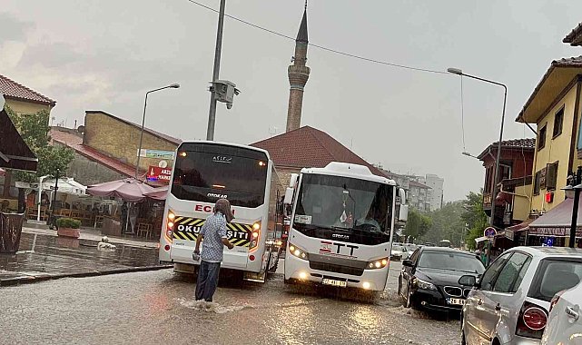 Eskişehir'de sağanak yağış hayatı felç etti