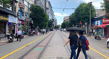 Eskişehirliler yaz ayında şemsiyeleri çıkardı