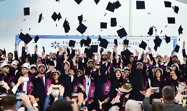 ETÜ'de mezuniyet coşkuyla kutlandı