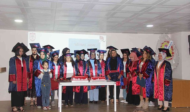 Ev hanımları mezuniyetlerini kep atarak kutladı