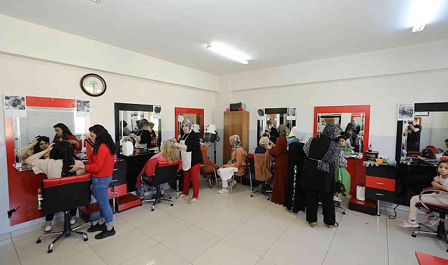 Ev kadınları ve genç kızlar meslek sahibi oluyor