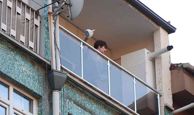 Evdeki her şeyi balkondan böyle attı...Kuzeni gelince ikna oldu