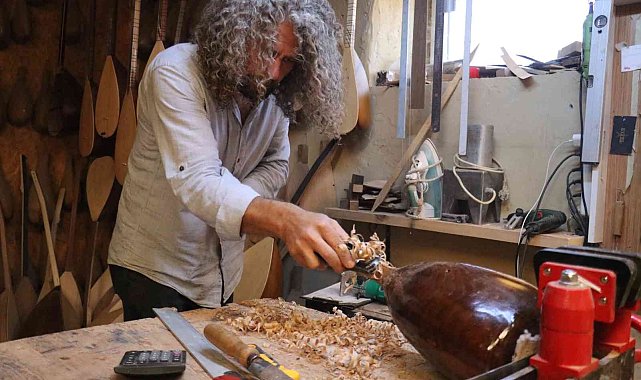 Evinin ağılını atölyeye çevirdi yıllardır bağlama yapıyor