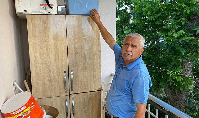 Evinin balkonuna yuva yapan serçenin yavrularına sahip çıktı