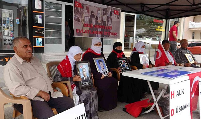 Evlat nöbeti tutan baba: &quot;HDP&#039;ye diyoruz ki çocuklarımızı nasıl götürüp PKK&#039;ya vermişsen yine o şekilde git, bize getir&quot;