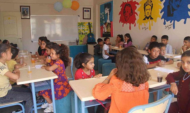 Eyyübiyeli çocuklara karne hediyesi