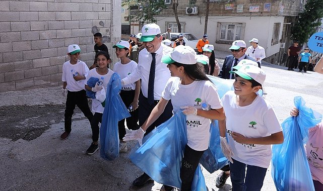 Fadıloğlu, öğrencilerle sokak temizledi