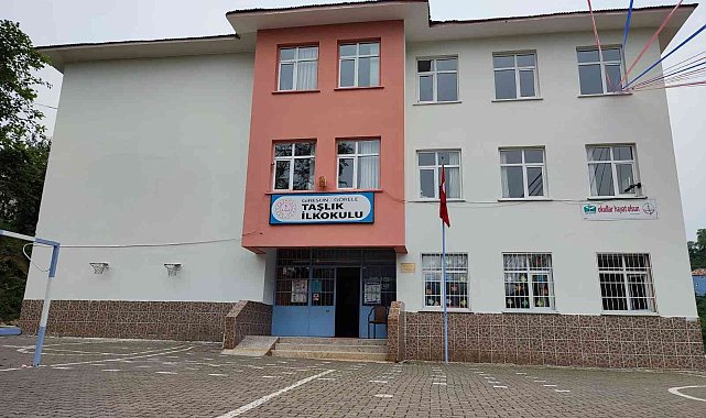 Fedakar öğretmenler okulu boyuyor