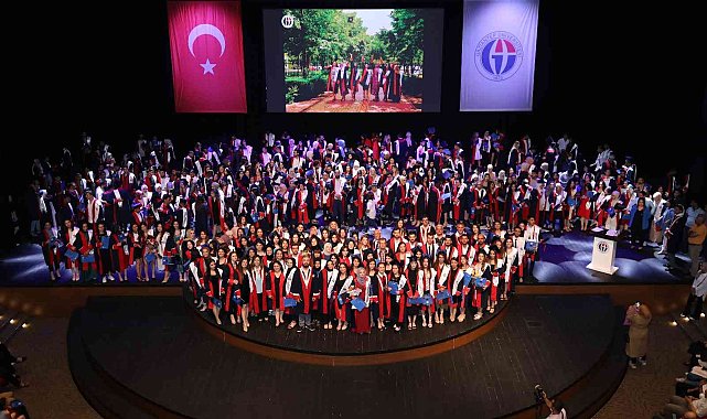 Fen Edebiyat Fakültesi'nde mezuniyet coşkusu