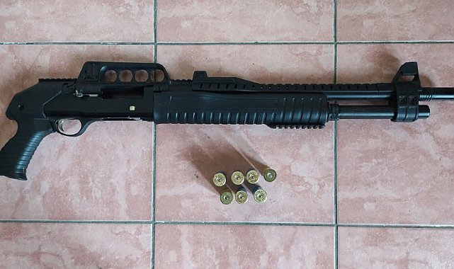 Firari şahıs elinde silahla sokakta gezince yakalandı