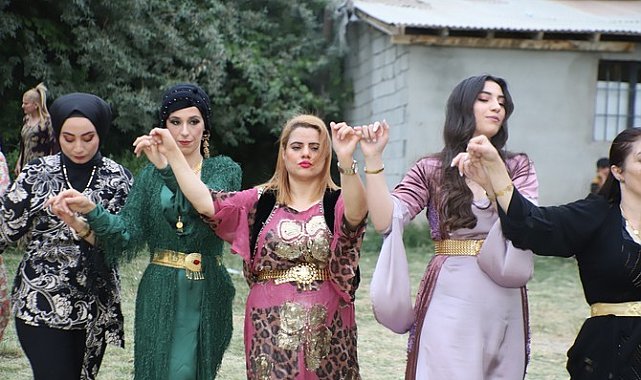 Fotoğrafçılardan sınırdaki düğüne yoğun ilgi