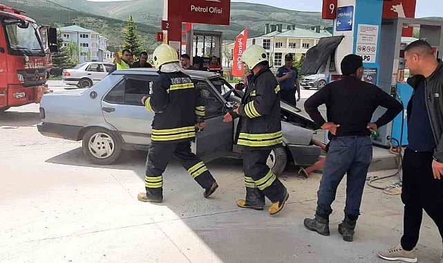 Freni patlayan otomobil akaryakıt istasyonuna girdi: 2 yaralı
