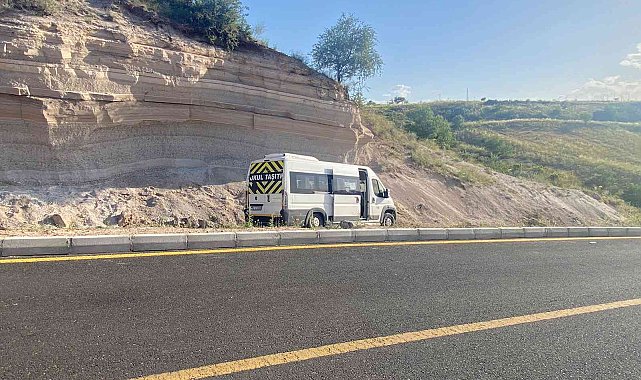 Freni tutmayan öğrenci servisi yoldan çıktı, şans eseri yaralanan olmadı