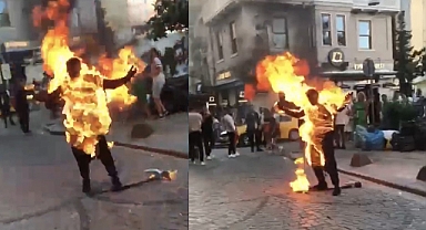 Galata'da dehşet anları kamerada: Oraklı genç tinerle kendini yaktı