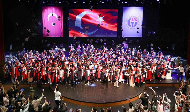 GAÜN İlahiyat Fakültesi&#039;nde mezuniyet sevinci