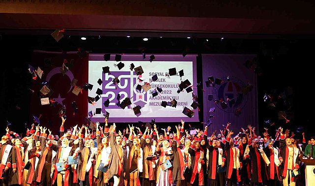 GAÜN Sosyal Bilimler MYO&#039;da mezuniyet sevinci