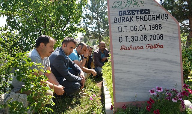 Gazeteci Erdoğdu vefatının 14. Yıl dönümünde mezarı başında anıldı