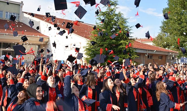 Gazi Meslek&#039;te coşkulu 65&#039;nci yıl mezuniyet töreni