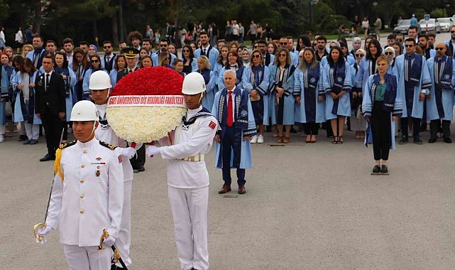 Gazi Üniversitesi Diş Hekimliği Fakültesi&#039;nin mezunları Ata&#039;nın huzurunda
