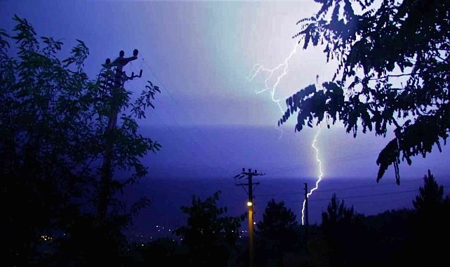 Gecenin karanlığını şimşekler aydınlattı