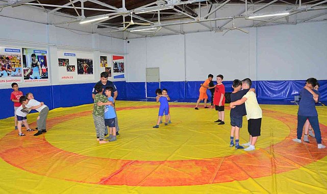 Geleceğin şampiyon güreşçileri mindere ilk adımını attı