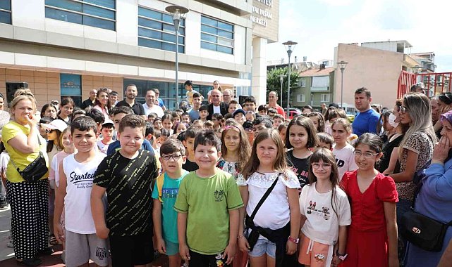 Gemlikli çocuklar yüzme öğreniyor