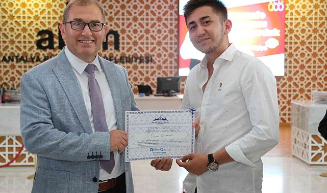 Genç Antalya gönüllüleri sertifikalarını aldı