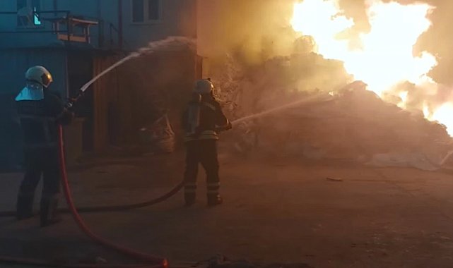 Geri dönüşüm deposu alevlere teslim oldu