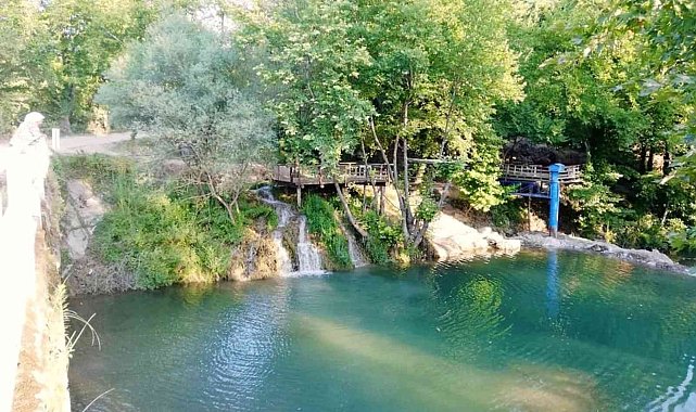 Göktepe sakinleri doğal havuzda serinliyor