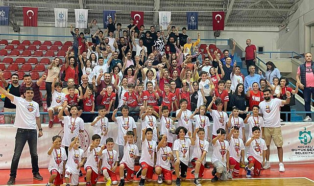 Gölcük Belediyespor U-10 Basketbol Takımı şampiyon oldu