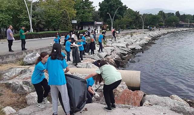Gölcük'te çevreci çocuklar büyüklerine örnek oldu